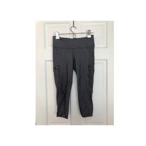 ATHLETA - gray cropped leggings w/ zipper pockets